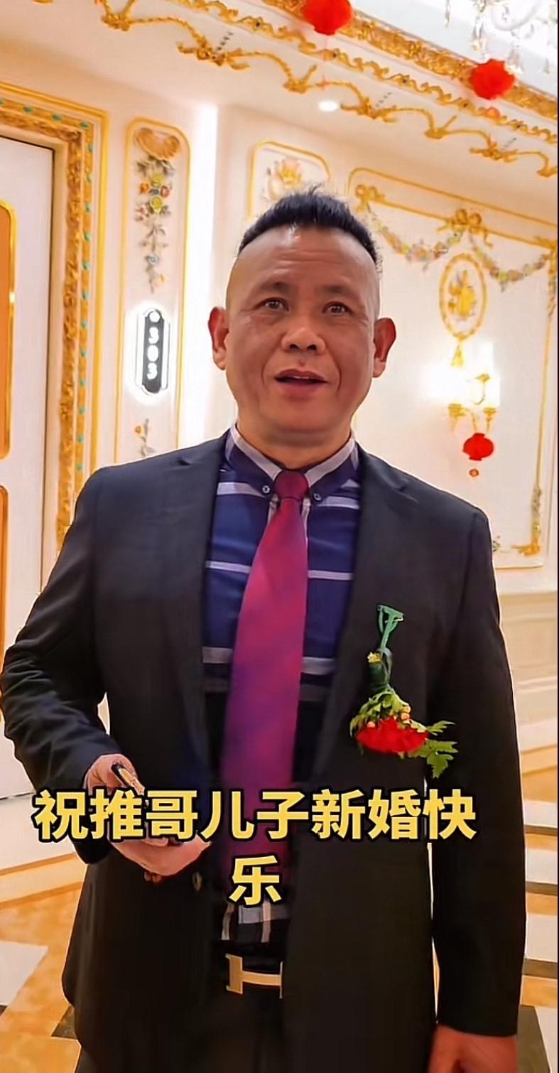 无锡光哥保镖的儿子今天结婚了，就是老推的儿子，人送外号“推土机”。今天他可真是