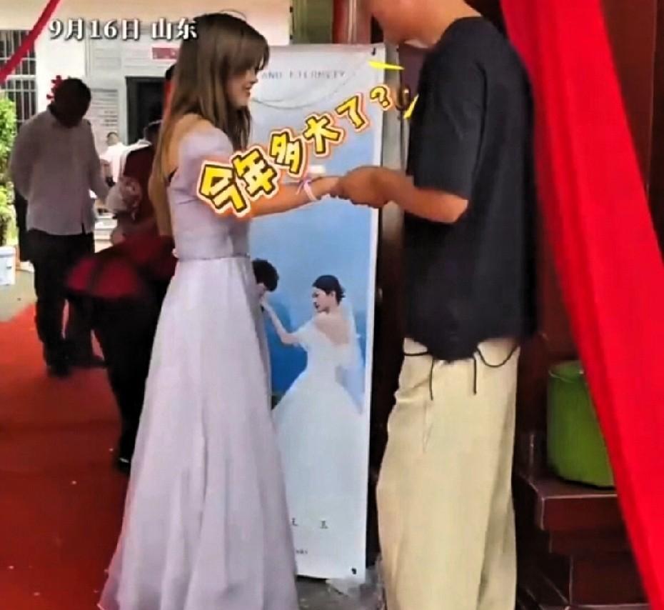 “这小子，胆是真肥啊！”近日，山东，一对夫妻，去参加别人婚礼，可一溜烟的功夫，女