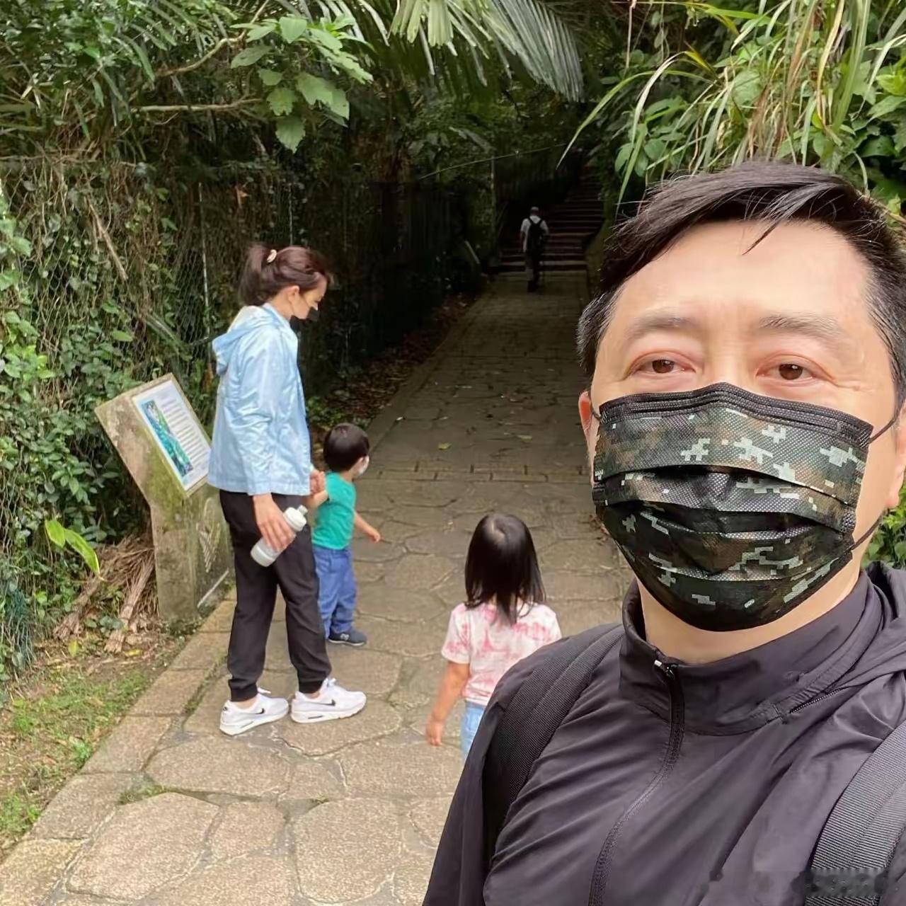 64岁庾澄庆接女儿放学，隔着栅栏拼命往里看，7岁儿子侧脸被拍……​和伊能静离婚后