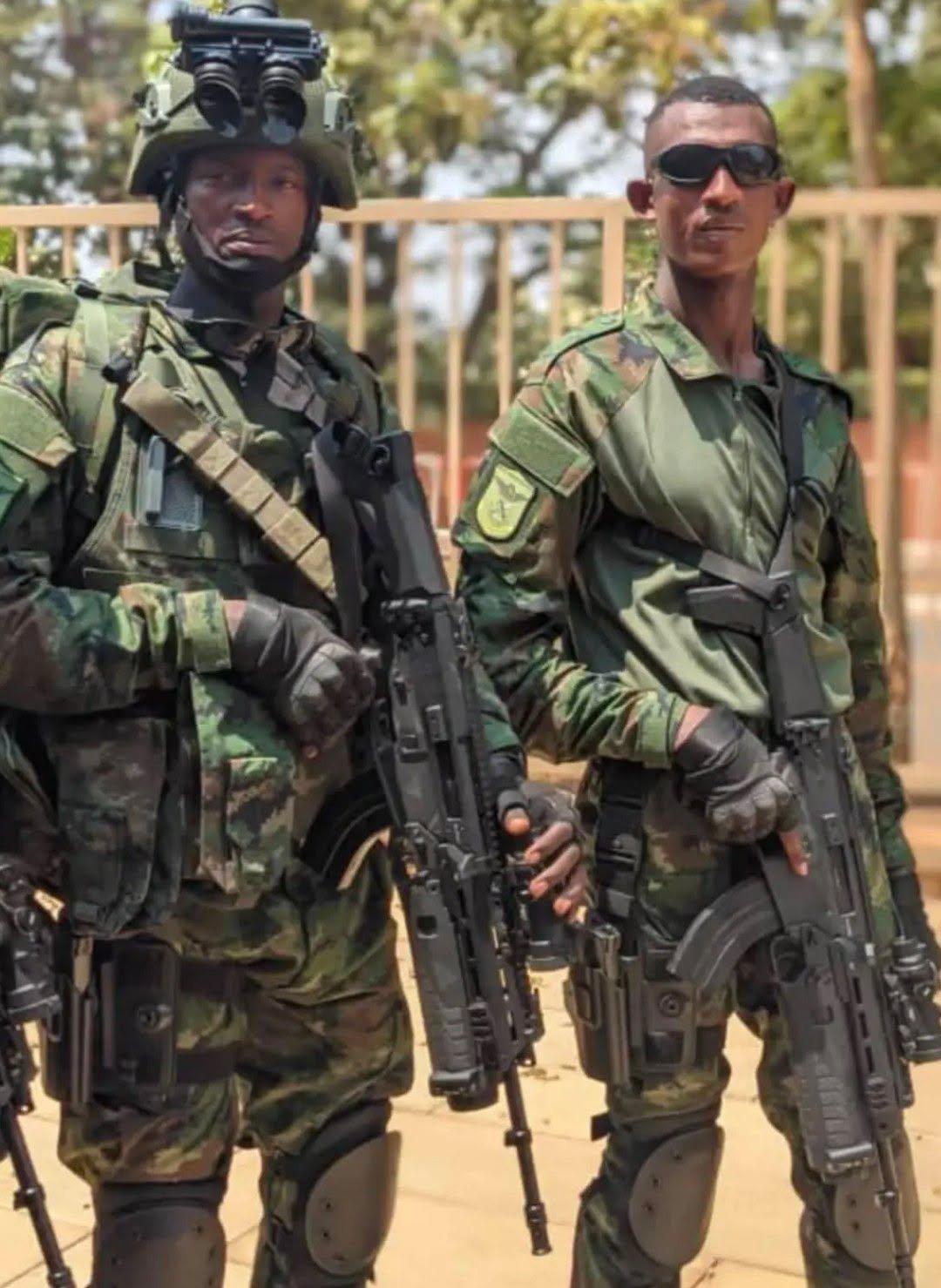 卢旺达国防军士兵的近期照片，他们装备了波兰FBRadomMSBSGrot突