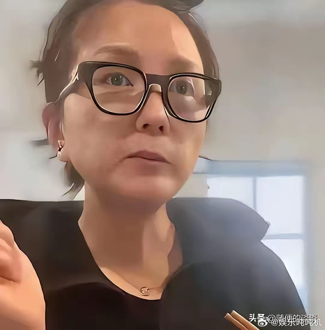 何洁说，我知道网上很多人说我。说我一个月花十几万还哭穷，说普通人几千块也能活。我