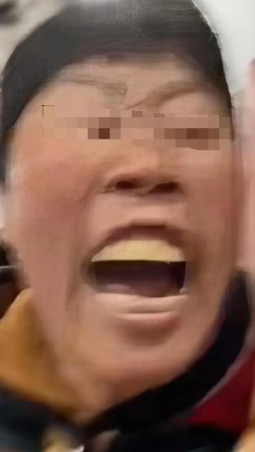 “好心办坏事！”河南郑州，一家人把刚满6天的宝宝抱到窗边晒光，奶奶伸手去按宝宝胸