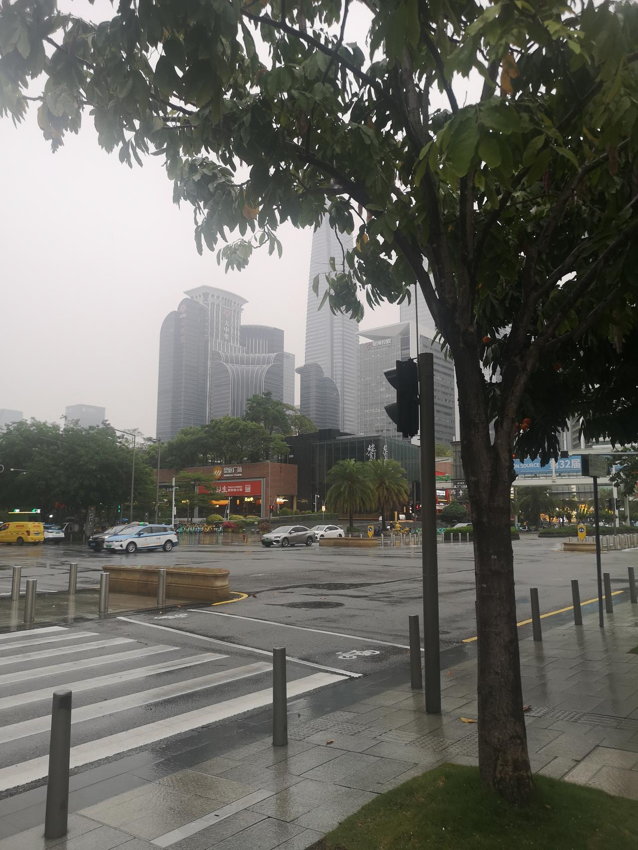 深圳第一高楼外观造型设计的怎么样呢？相比中国第一高楼上海中心大厦哪个的外形设计更