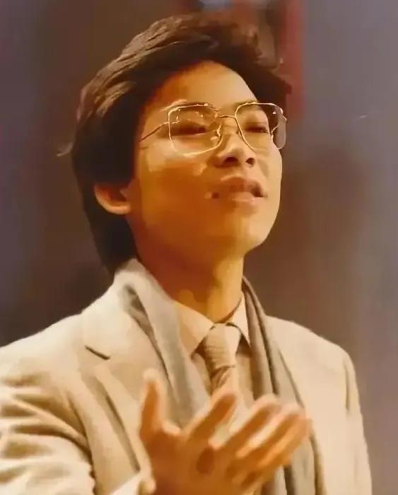 1982年，张明敏唱完《我的中国心》后，被香港乐坛除名，正当他心灰意冷准备回电子