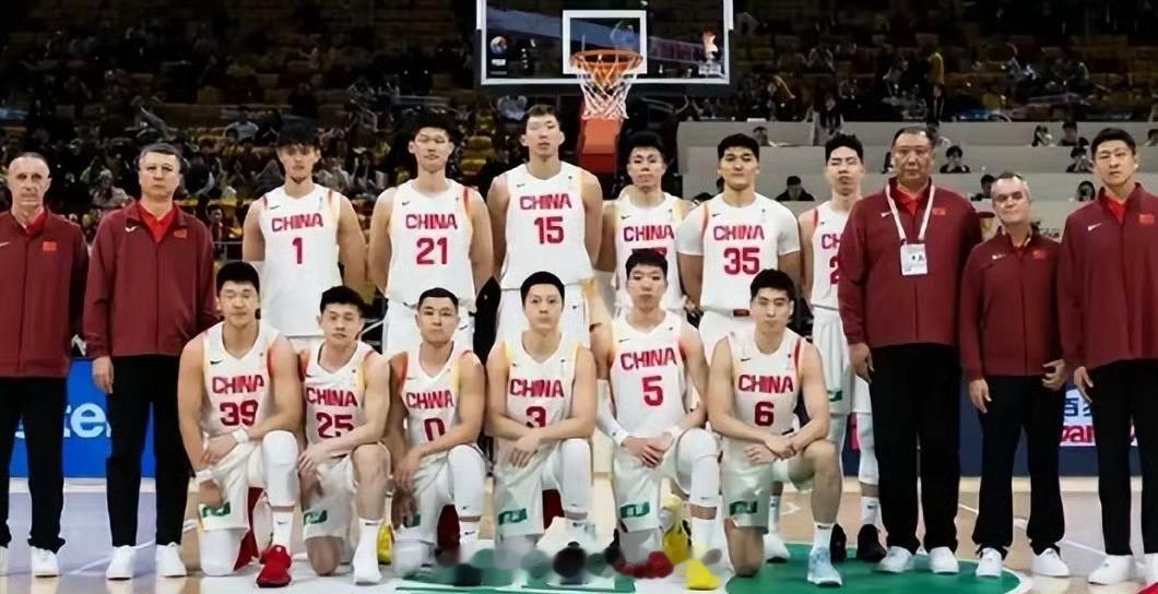 新一期中国男篮12人年薪一览：周、琦：年薪800万人民币（约113万美元）高诗岩