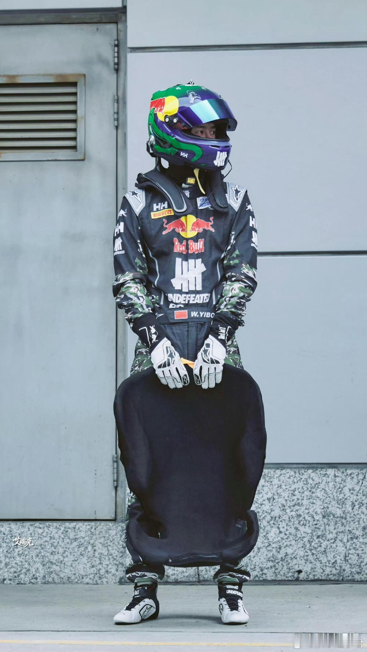 王一博ChinaGT赛车造型也太帅了吧！镜头围着85号，全场的目光和尖叫，全