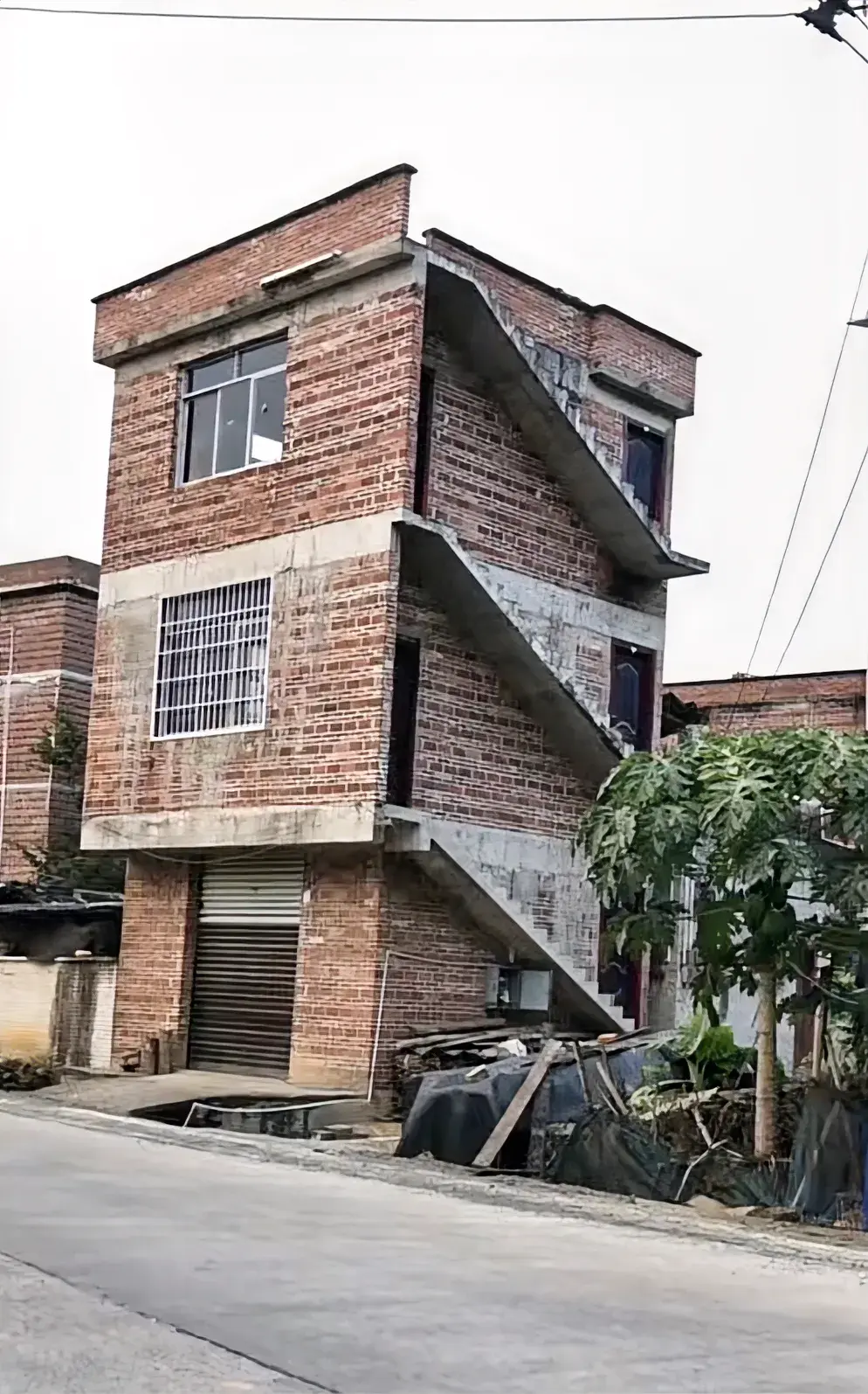 楼梯建在外面，下雨的时候怎么办？