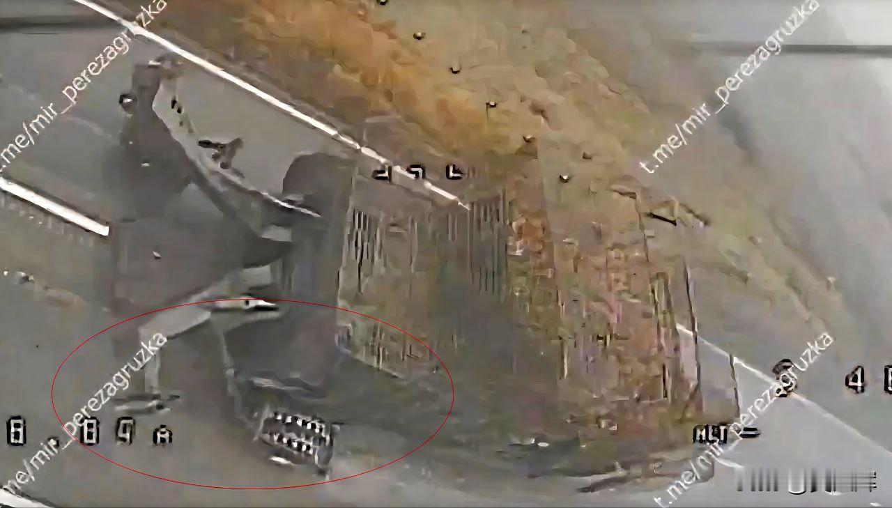 乌军机械化纵队用装甲扫雷车开路在乌军“斯卡拉”第425独立机械化步兵旅的机械