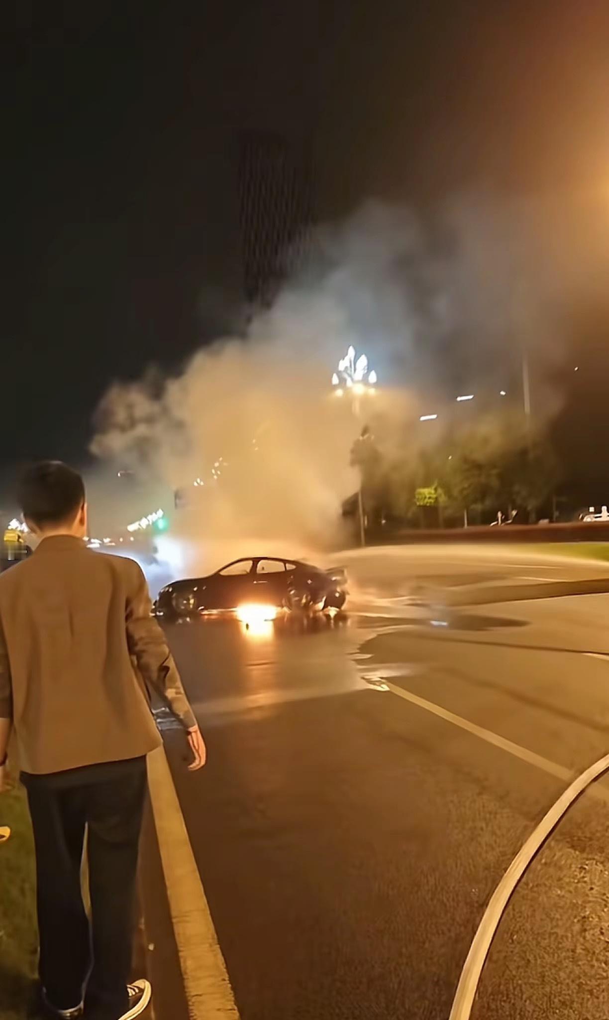 给英雄点赞👍鲜血直流救援。10月13号发生在成都天府大道的某新能源汽车追尾事故