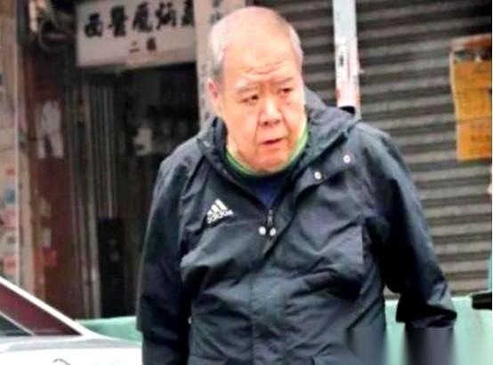 最难的时候，影帝郑则仕给他最好的朋友，周润发，打了个电话。电话那头，就三个字：