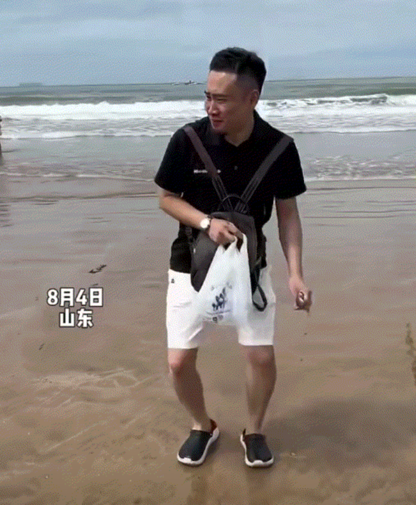 笑不活。山东，爸爸带儿子去赶海，为了不让孩子扫兴，在赶海时爸爸竟手动为孩子撒海鲜