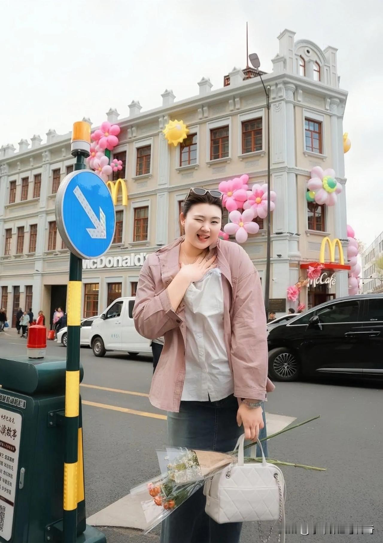 北京女篮球员刘禹彤晒出了自己的生活美照，她配文写到：五一假期｜这里不是欧洲真的
