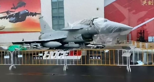 歼-10CE表现震撼西方！美媒开始反思，F-22还能称霸天空吗？