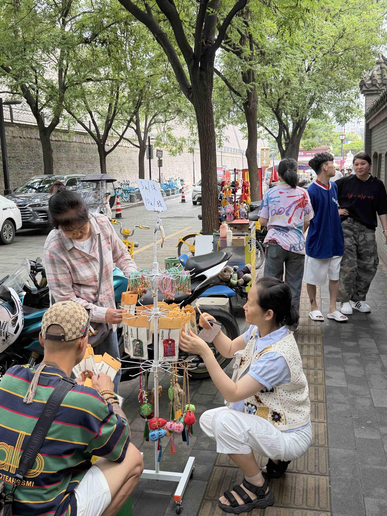 今天早晨，我去西安广仁寺，7点35分左右，走进玉祥门内的联盟巷，看到很多准备服务