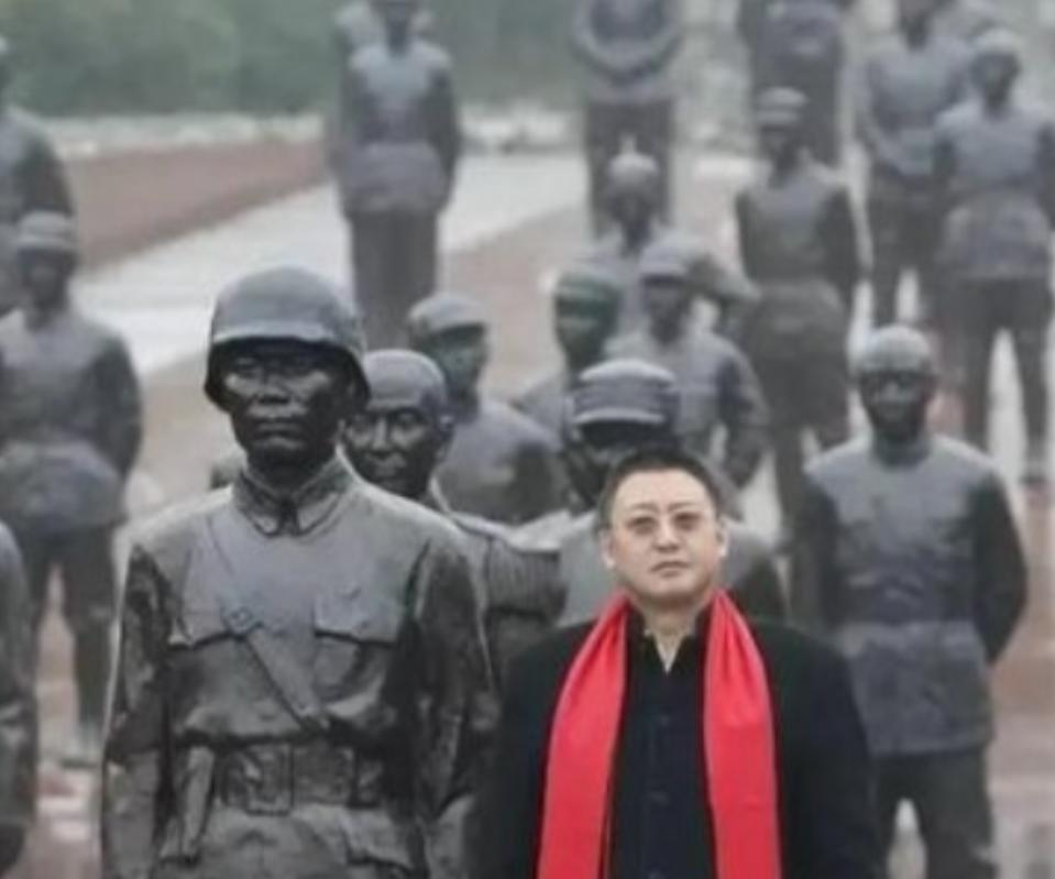 34岁的四川某地副市长，就在即将升任正厅市长之际，却突然决定辞职下海，2001年