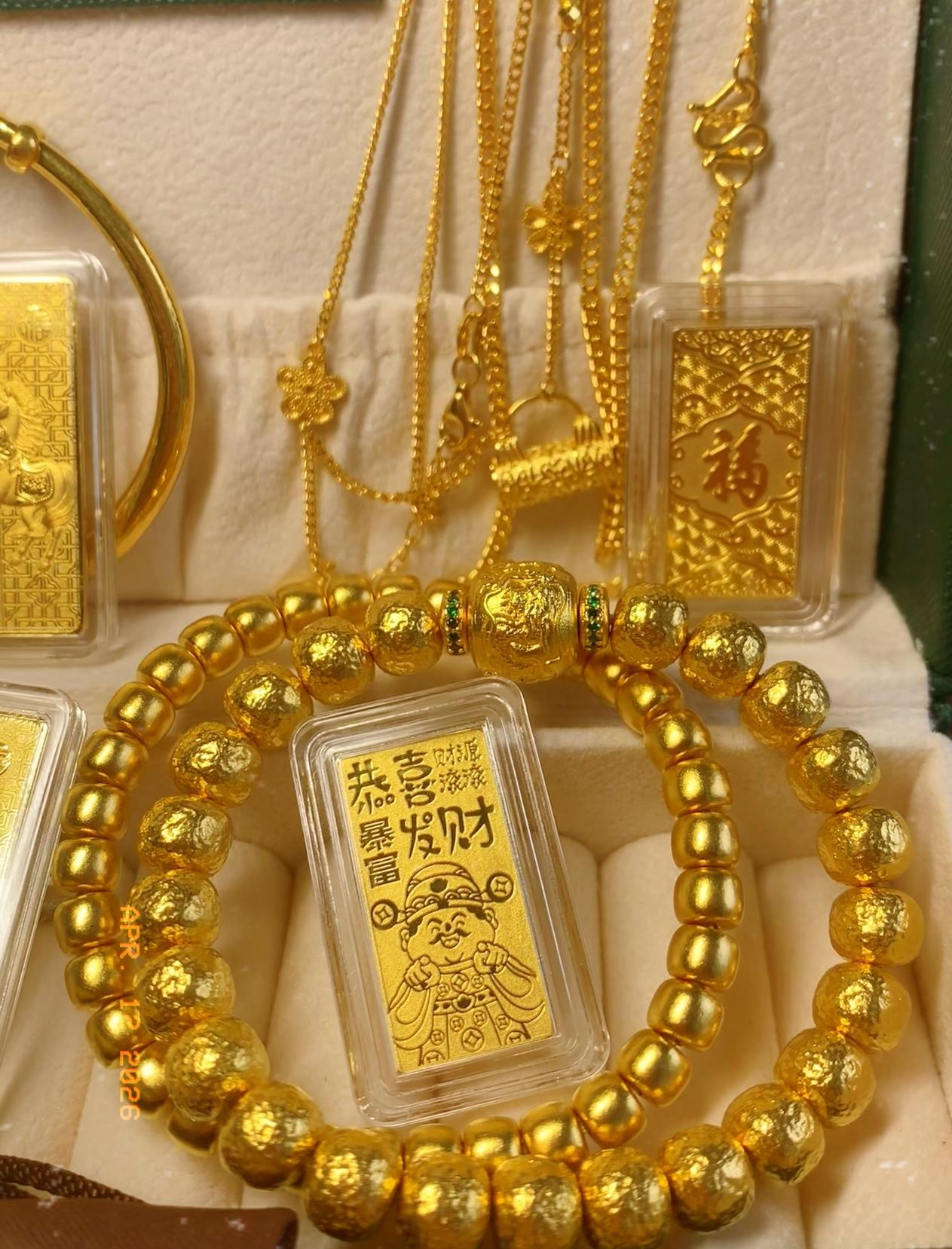 手上还有黄金没出的，现在估计彻底睡不踏实了。金价一跌，心里就跟着慌，其实黄