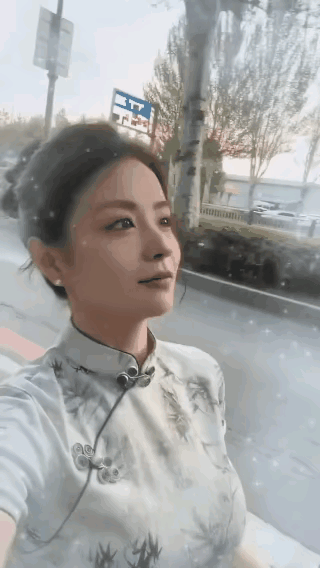 可爱🥰的女生，做在后座