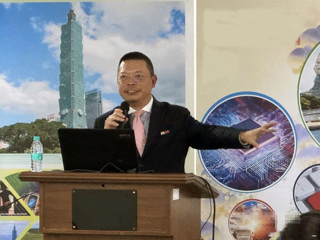 台湾当局驻印度“副代表”谢柏辉（52岁）今天午间在新德里宴请台印合拍电影的相关人