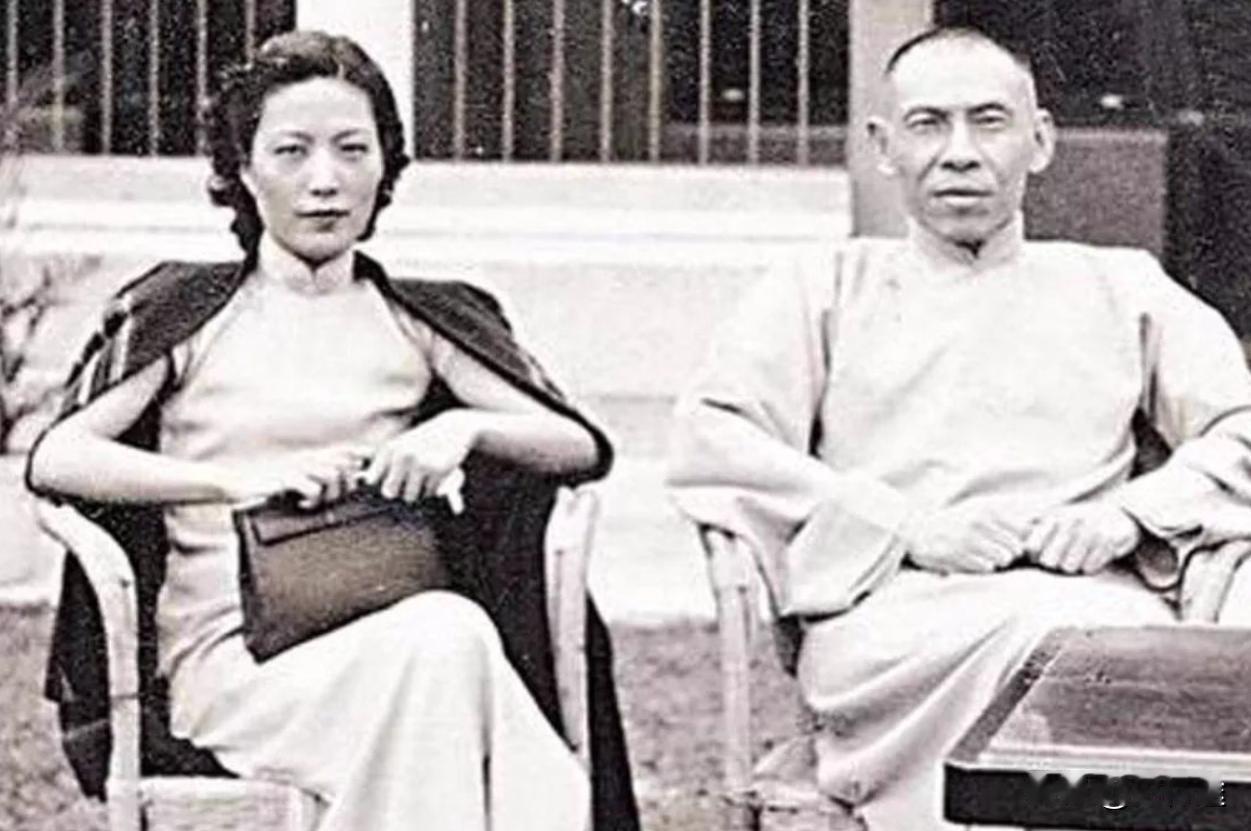 1951年，杜月笙在弥留之际，将遗产分出去，孟小冬分到了2万3千美金。她低声嘀咕