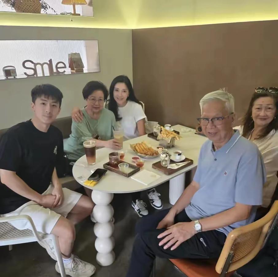 李克勤一大家子去厦门游玩了，51岁的卢淑仪身材苗条，和婆婆关系很好李克勤妈妈，