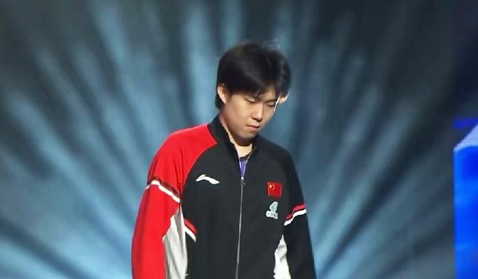 全网期待的莎头组合出场方式来了，果然一个看天一个看地，绝对不能对视，球迷们