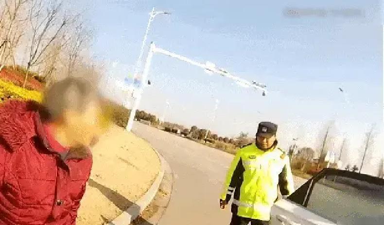 春节前几天，江苏东台344国道边，87岁曹奶奶一个人坐在路牙子上，拄着拐杖满脸疲