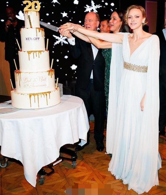 阿尔贝国王携夏琳参加了传统圣诞舞会🎄这也是一场旨在帮助儿童的慈善公益，看得