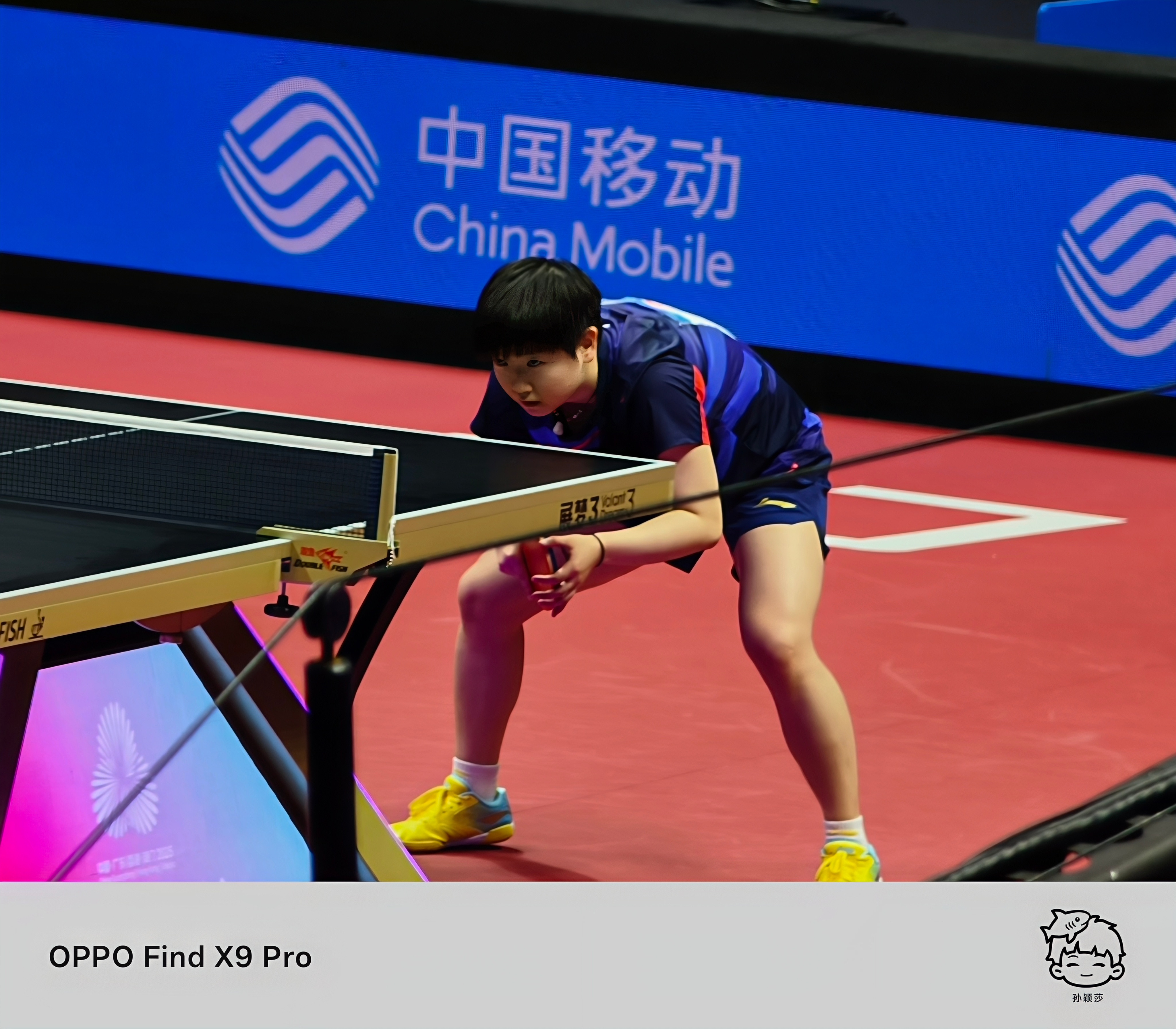 镜头聚焦下，孙颖莎正全神贯注地迎接对手的来球，场灯光映照着她坚定的侧脸。面对熟悉