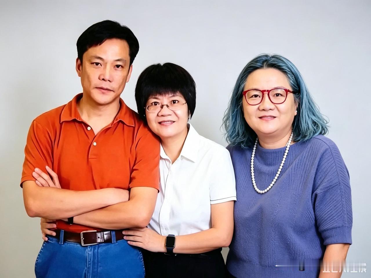 洪晃和俞渝、李国庆，都是非常好的朋友。俞渝和李国庆两人轰轰烈烈闹离婚时，洪晃很紧