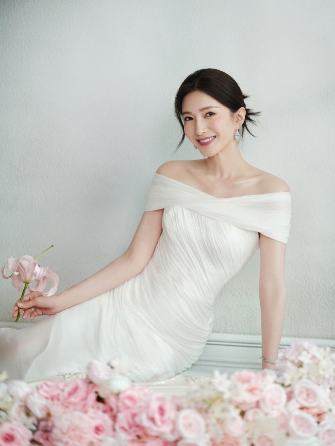 最近江疏影在出席时尚活动的时候穿了一件白色的抹胸裙，让她展现出了高贵之美。江