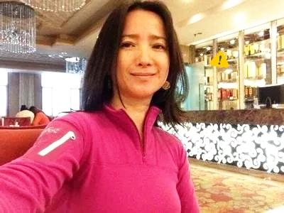 何晴10年抗癌，每天睁眼就欠6666元的账单，戳破了成年人最残酷的真相：健康面