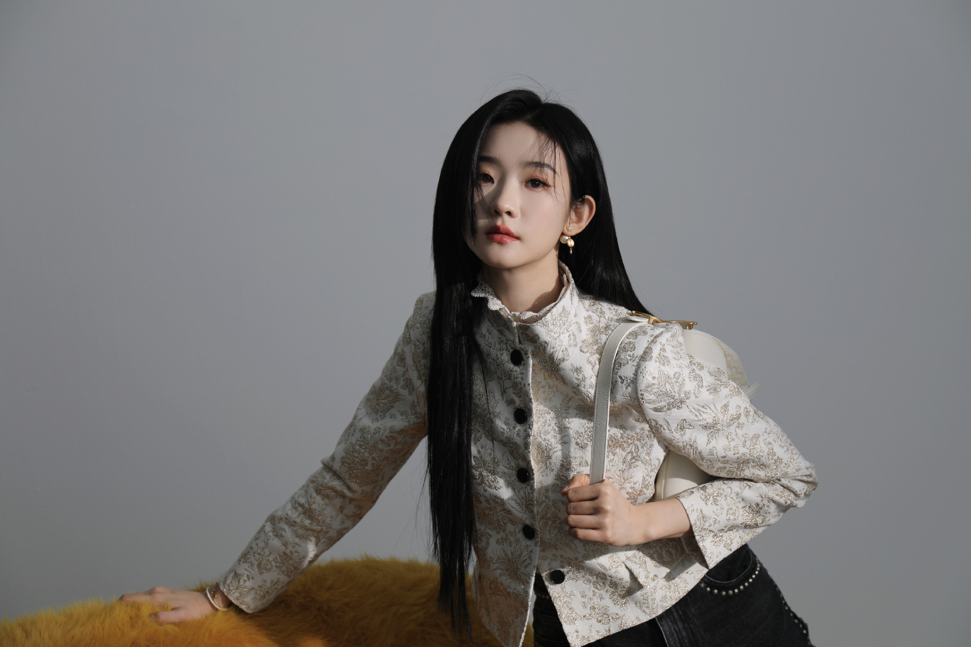 张艺凡纯色画报：浮光跃金，尽享松弛自在。张艺凡