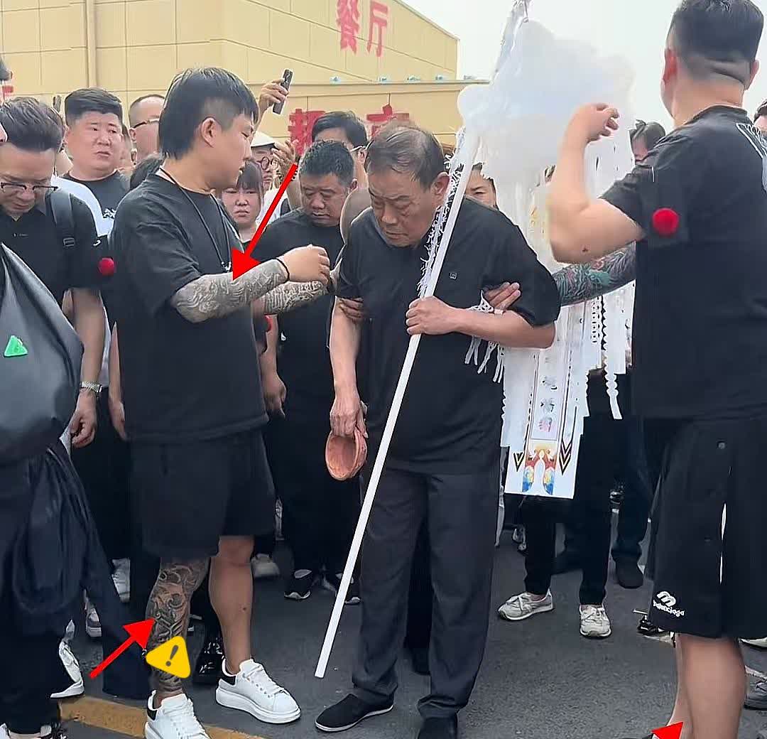 杨少华追悼会上到这个画面让人实在是无法理解，杨家几兄弟是怎么办事
