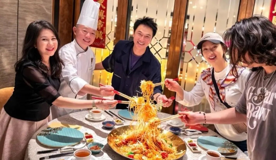 65岁吴镇宇和老婆儿子现身新加坡一家餐馆吃饭，他面色红润，精气神十足，他的老婆王