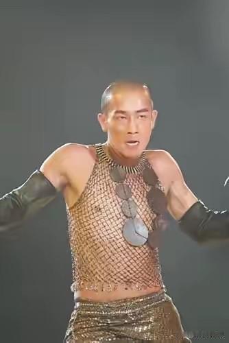 陈小春，糊涂啊，才59岁就把之前的体面全败光了！陈小春可谓是压力大啊，59岁