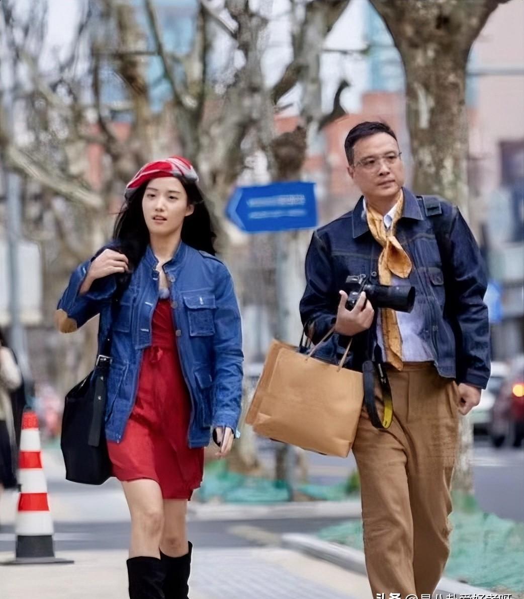 不扫兴的父母，正在批量制造失败者。你看卢昱晓的父亲。女儿抱着一堆零食过来，他