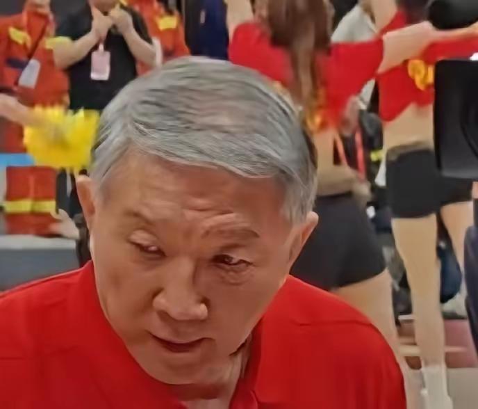 兄弟们！两个好消息！一个是：昨晚中国女篮战胜劲旅意大利队挺进世界杯附加赛！有很