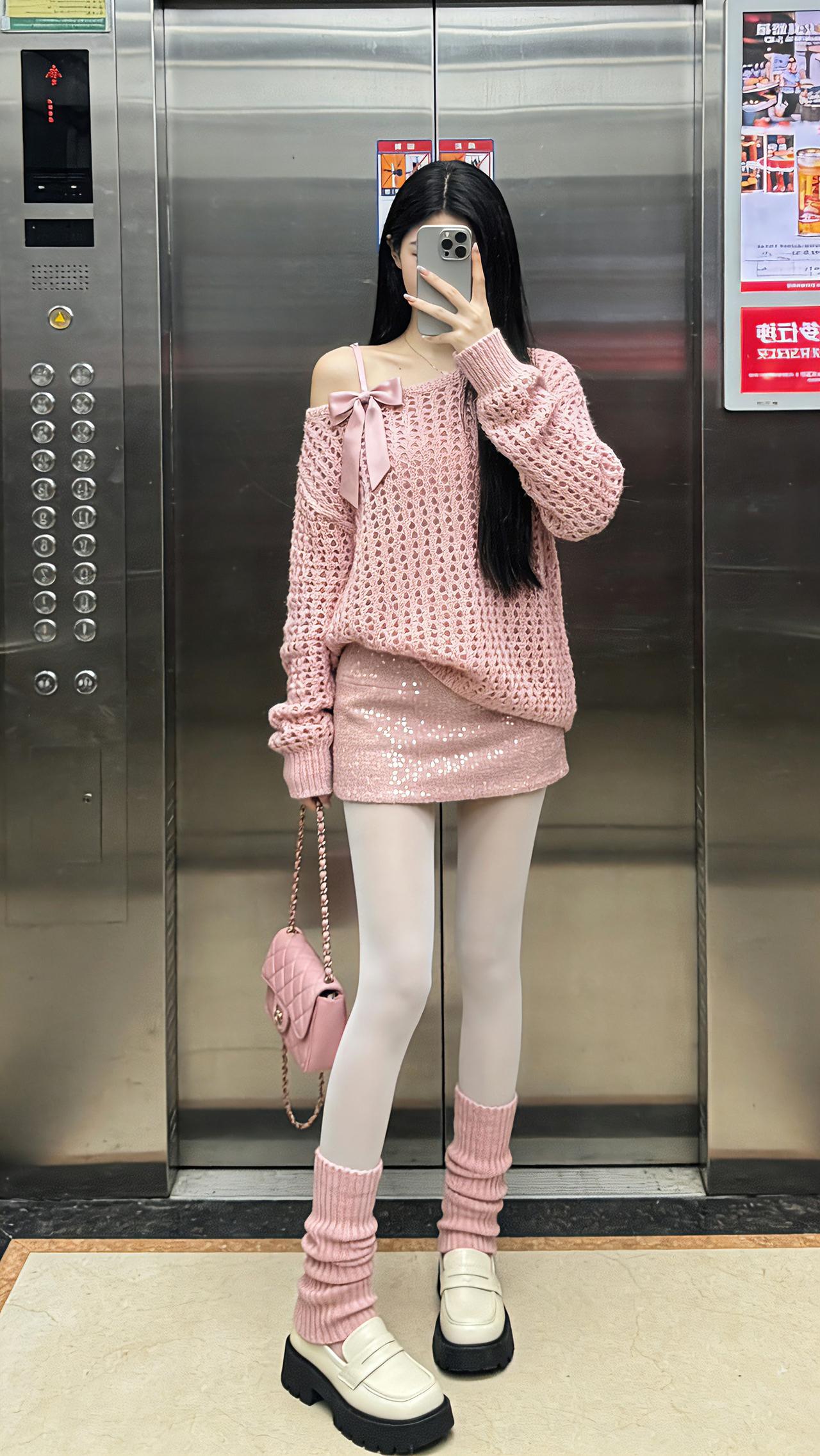 又是被粉色治愈的一天！粉镂空毛衣裹着软乎乎的甜，亮片裙一摆碎光都跟着温柔～同色系