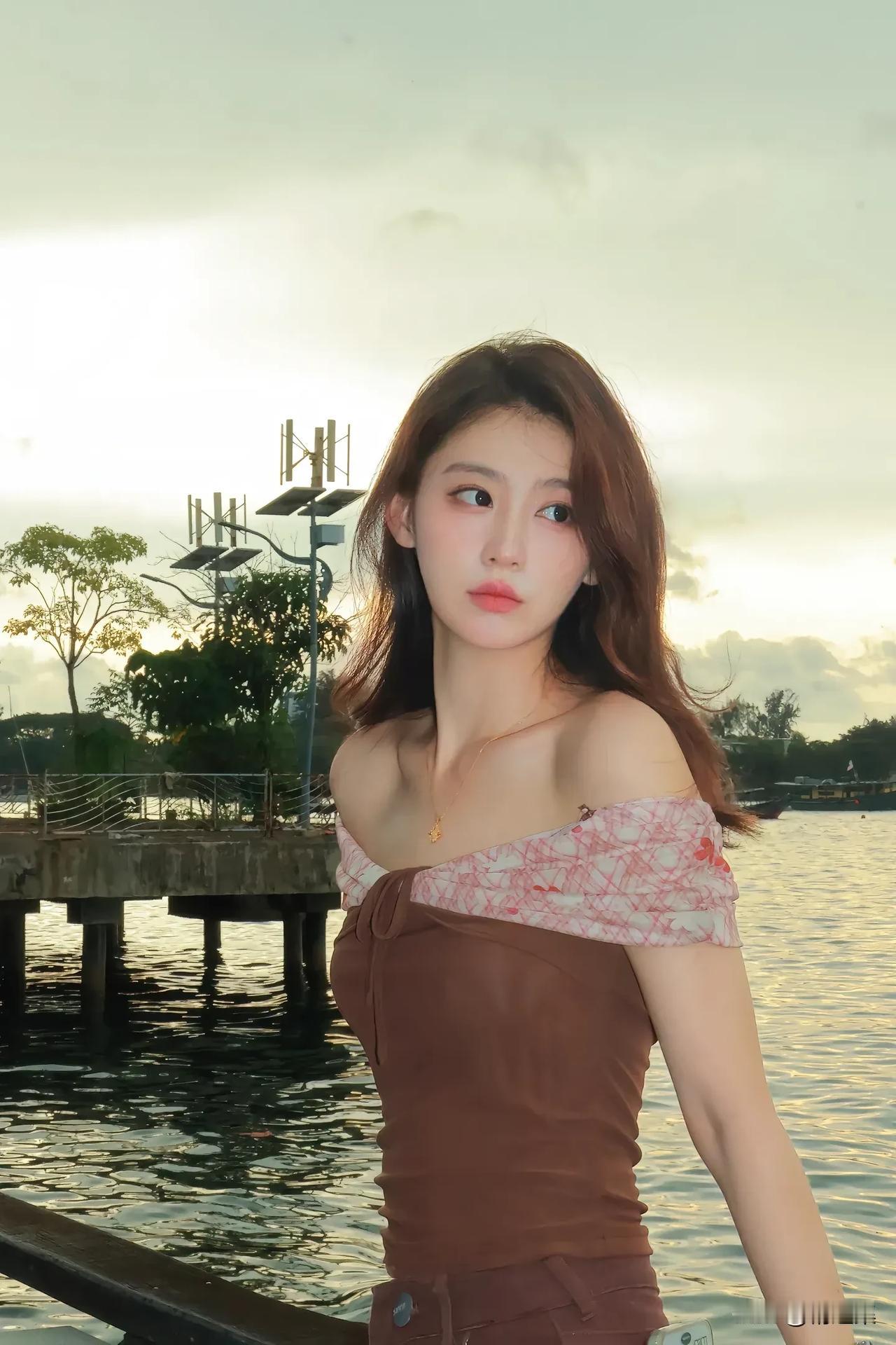 夕阳下的少女，温柔如水，静谧如诗。