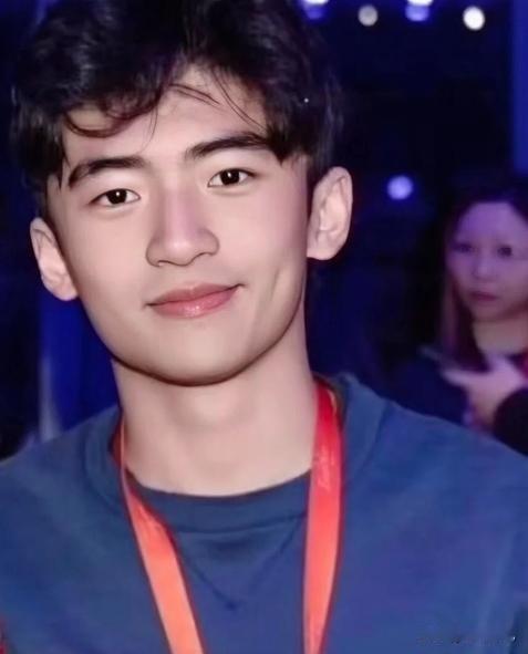 好多人说谢振轩面相好，看着聪明善良有担当。我倒觉得，这“面相”背后，可能藏着