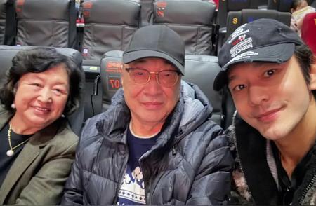 47岁黄晓明还被妈宠成宝，母亲节合照甜齁啦！家人们，娱乐圈又来撒“糖”咯！47