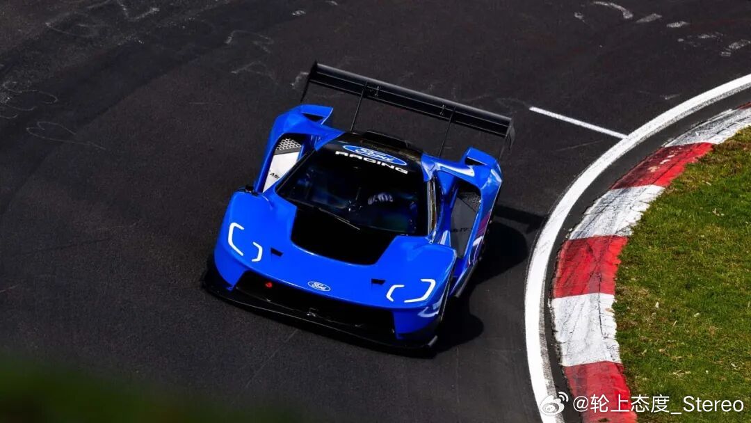 新能源直道生吃，但燃油车仍在挑战圈速极限。稍早些时候，福特GTMkIV在纽博