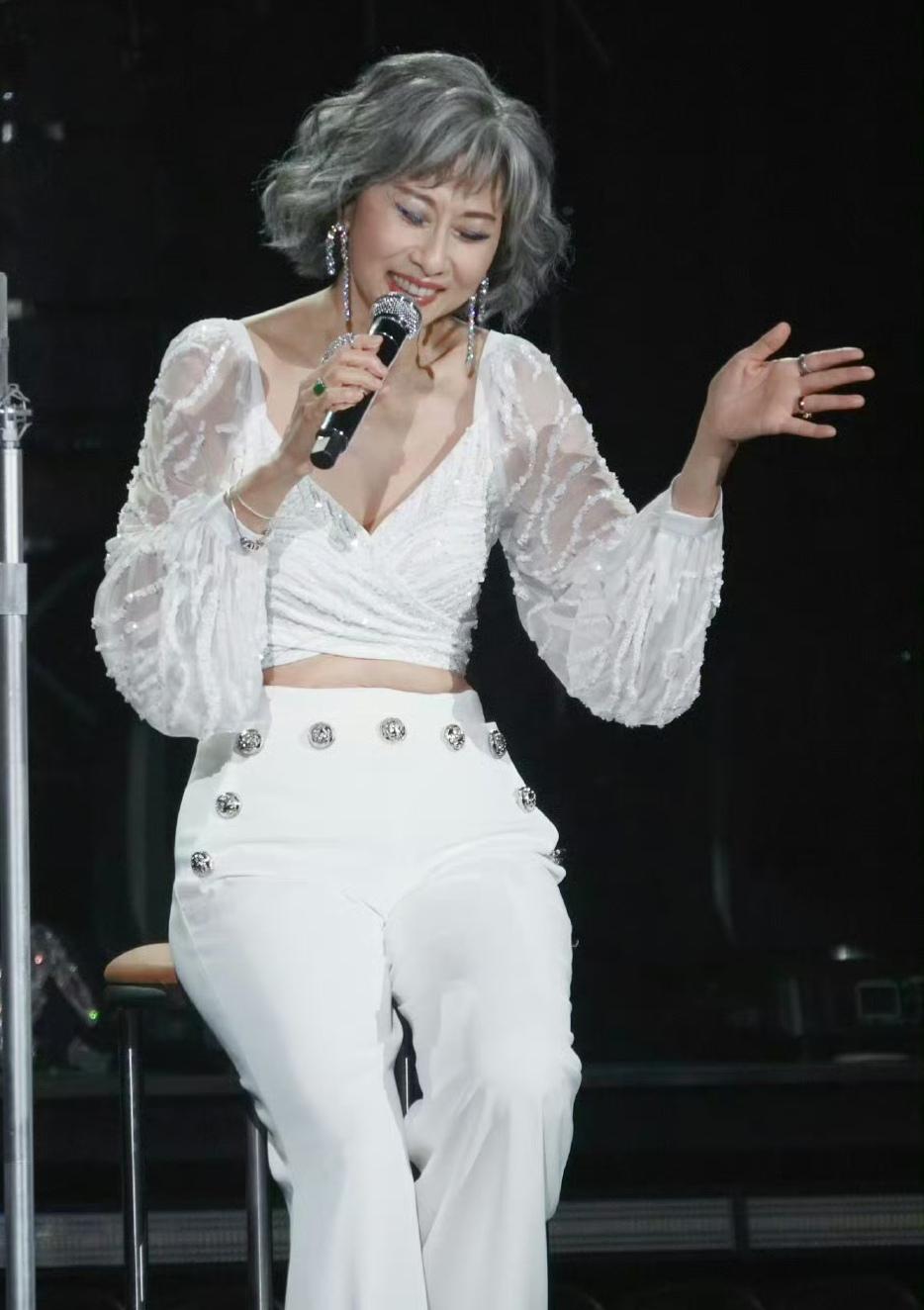 64岁叶倩文演唱会造型，身材火辣，穿搭性感，依然女神范十足，好迷人啊！不得不