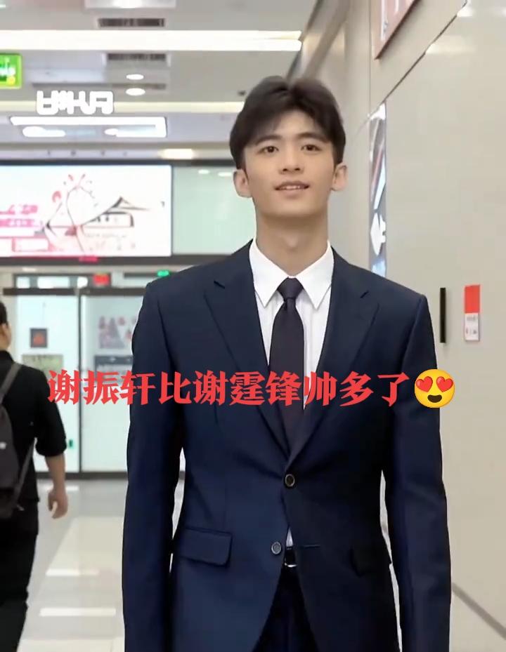 谢霆锋18岁大儿子谢振轩，比他爸看着清爽多了！他老子总给人800年不洗头的感觉~