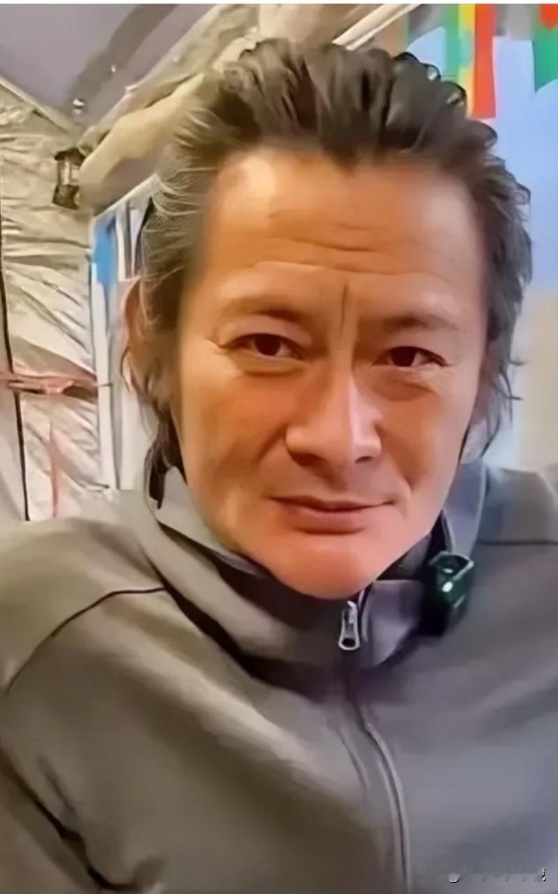 同样都是长发飘飘的景岗山，现在的景岗山面容苍老，蛇精脸，满脸褶子，容貌大变！而以