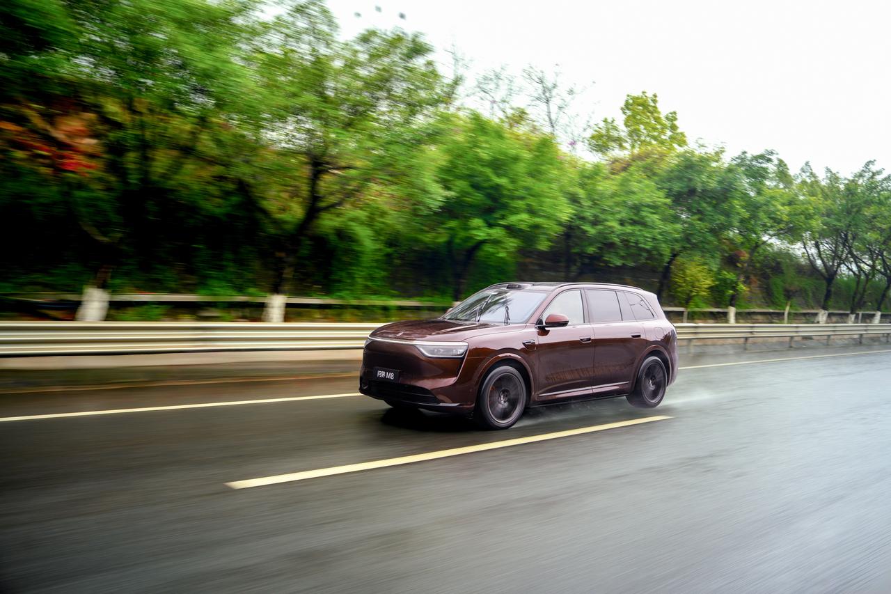 3月23日华为春季发布会，余承东带着焕新问界M8来了，这波操作堪称“诚意天花板”