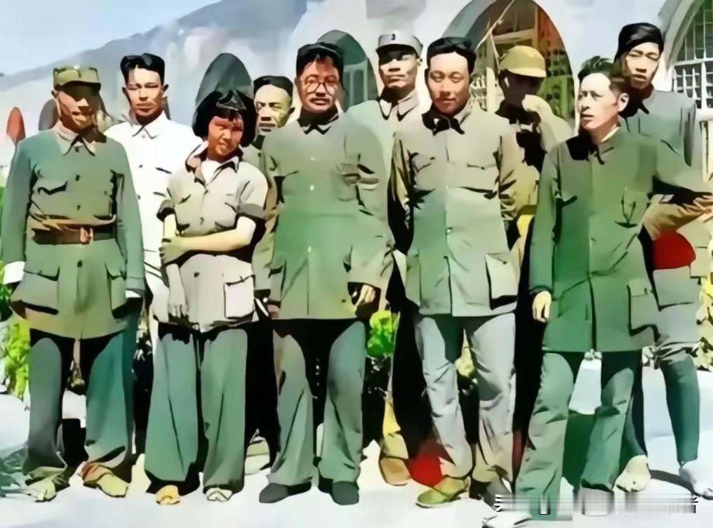 1942年，贺龙和26岁的薛明在延安窑洞前举行了极为简单的婚礼，没有奢华排场，仅