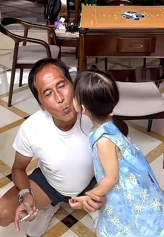 66岁齐秦在美国定居，带12岁儿子逛超市被路人当成爷孙。他和小24岁的粉丝