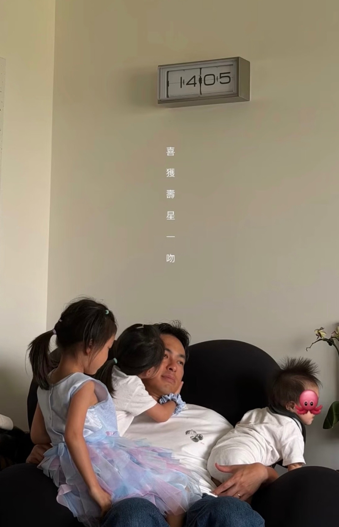 在家带娃的杨祐宁，三个娃，一脸生无可恋