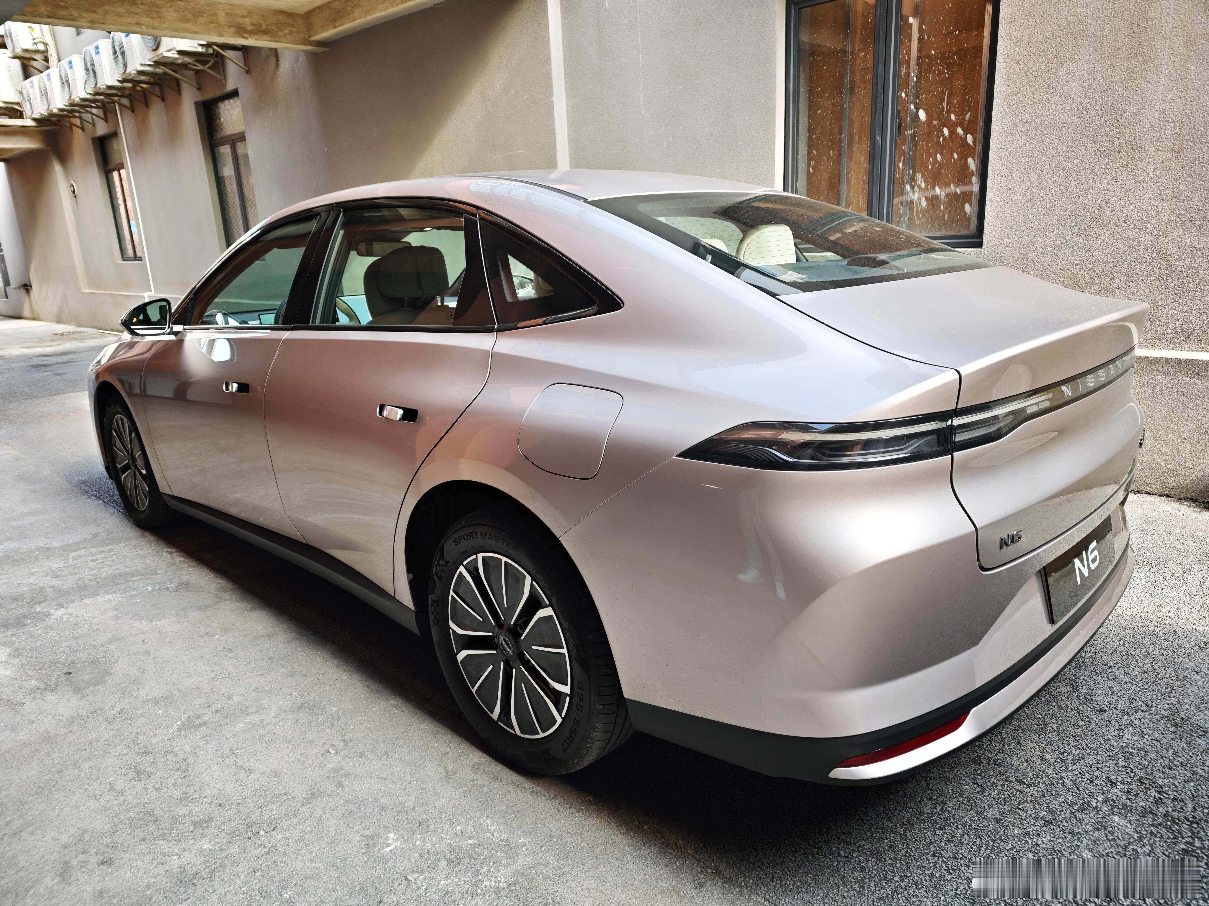 东风日产N6的这个侧后线条，让我想起了老朋友